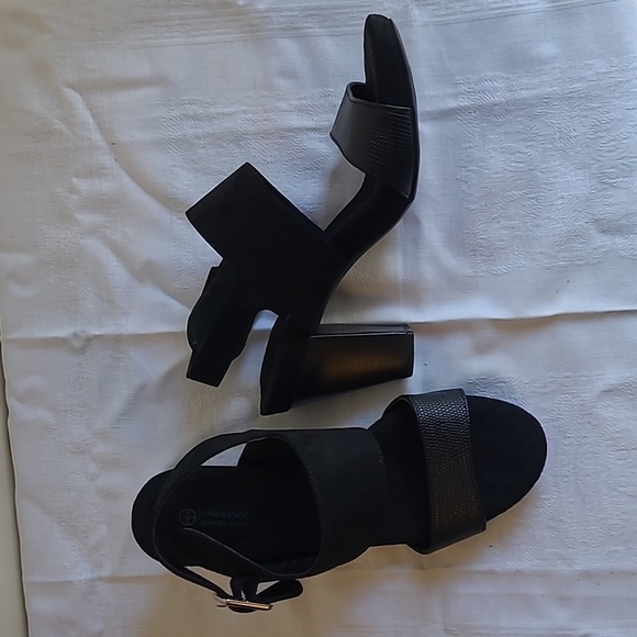 Black Size 7, med width sandals - Picture 2 of 3